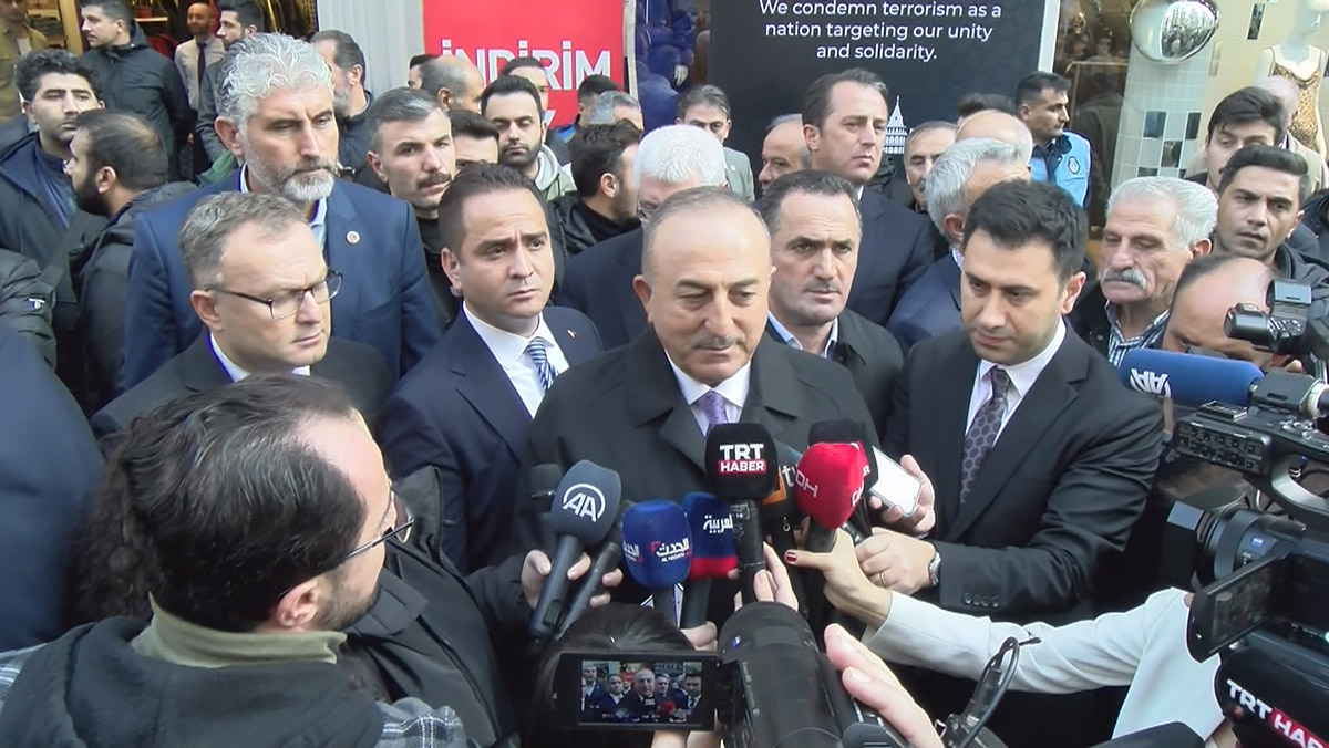 Çavuşoğlu İstiklal Caddesi'nde açıklama yaptı