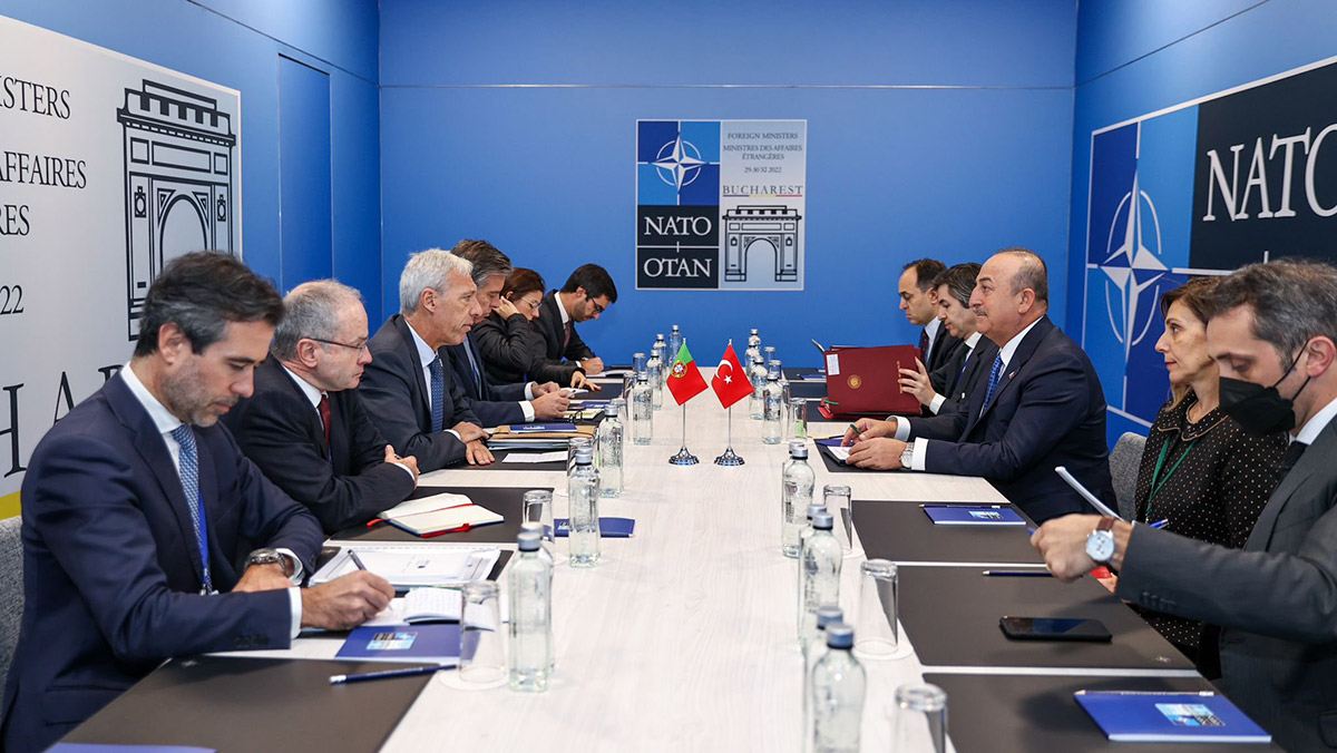 Çavuşoğlu Romanya'da mevkidaşlarıyla görüştü