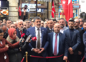 Çayır, patlamanın olduğu yere karanfil bıraktı