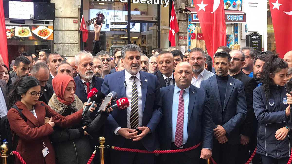 Çayır, patlamanın olduğu yere karanfil bıraktı