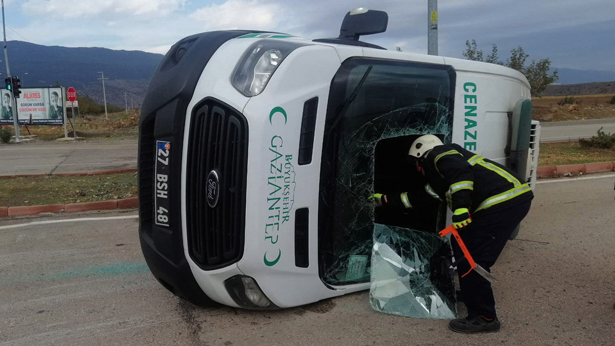 Cenaze aracı ile otomobil çarpıştı: 3 yaralı