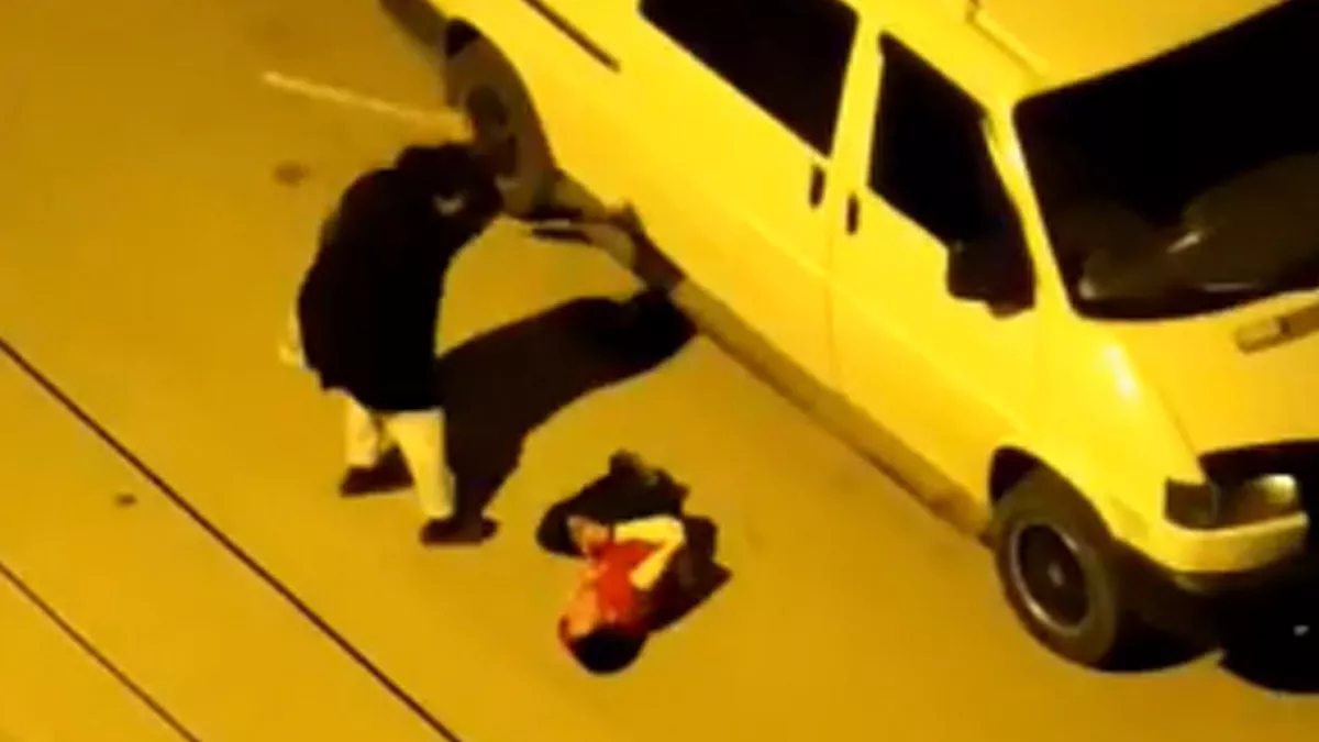 Çocuğunu sokak ortasında sopayla dövdü