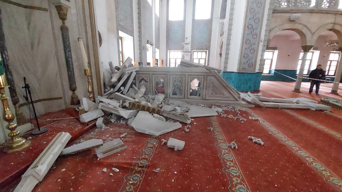 Depremde Cedidiye Camii'nin minberi yıkıldı