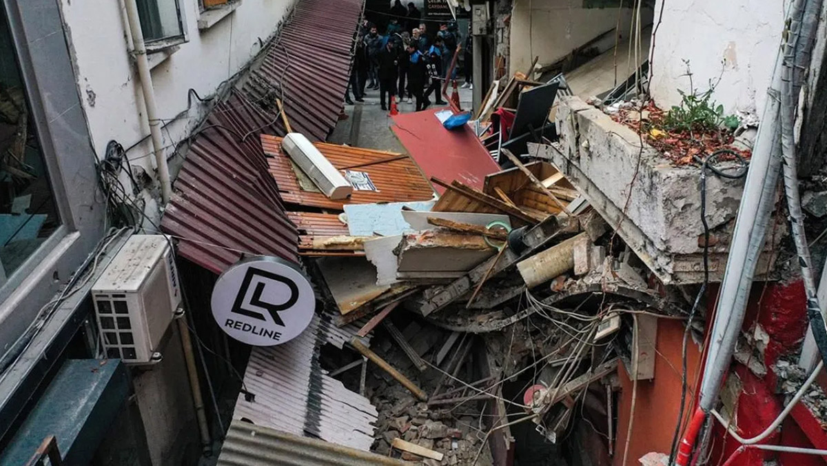 Depremde ayağı takılıp düşen kişi hayatını kaybetti