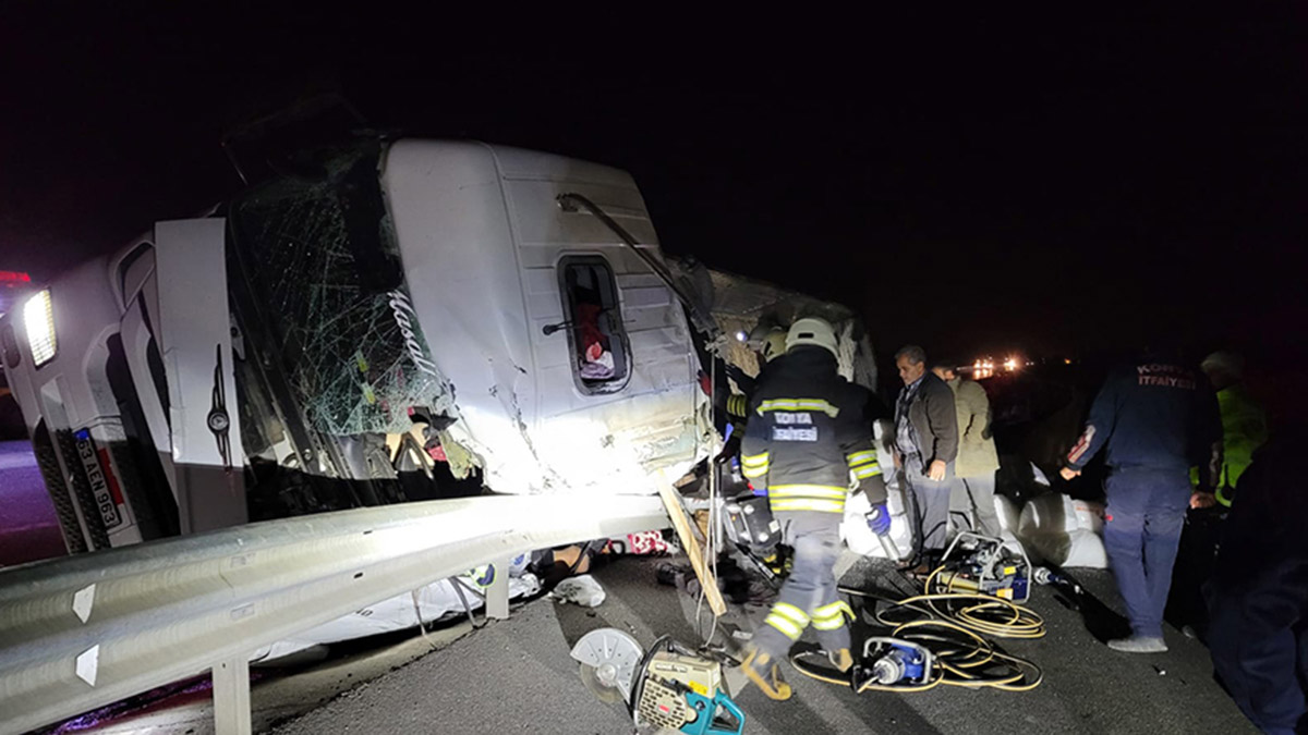 Devrilen TIR'daki 2 kardeş öldü