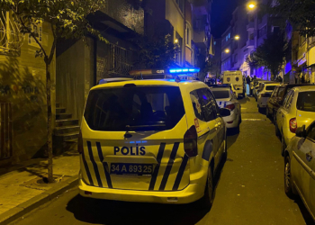 Dur ihtarına uymadı; polisi kaputun üzerinde götürdü