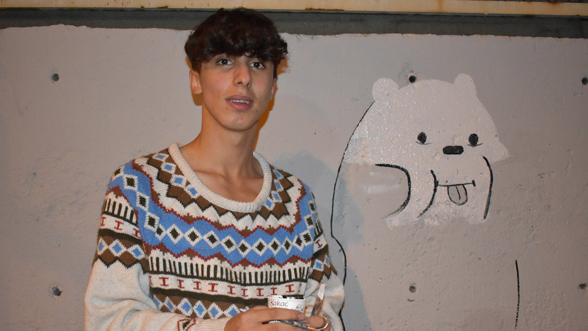 Duvar çizimleriyle aile ekonomisine katkı sağlıyor