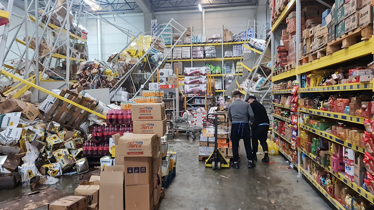 Düzce depreminde maketin dev rafları devrildi