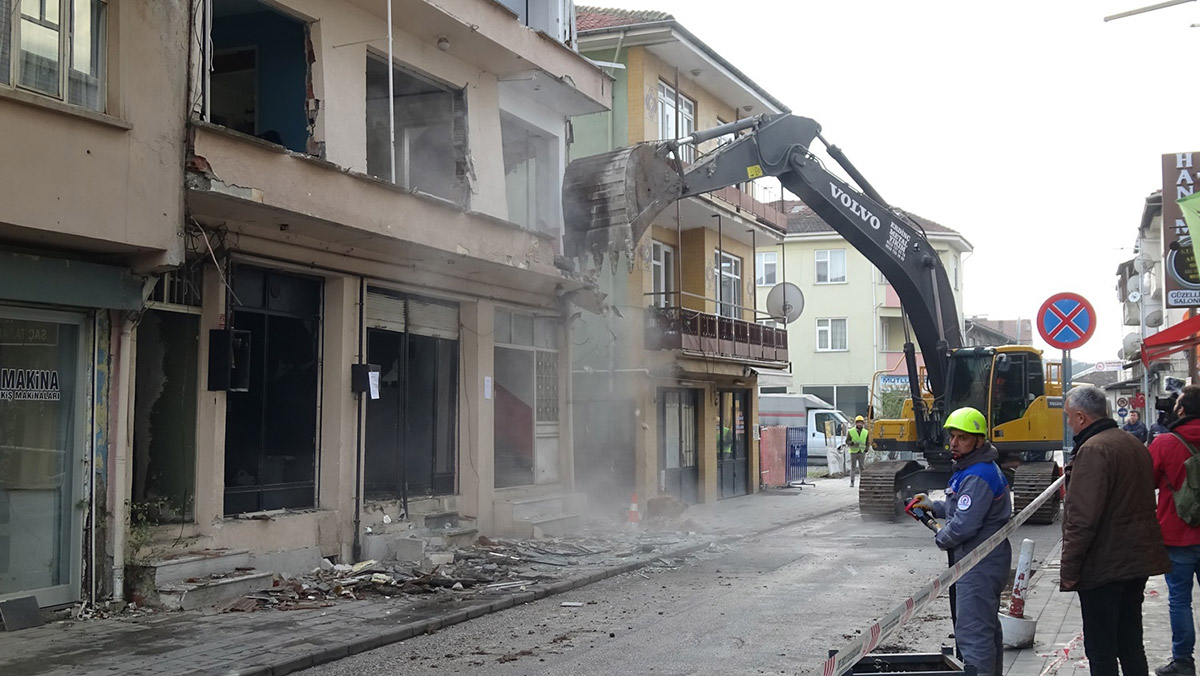 Düzce'de ağır hasarlı binaların yıkımına başlandı