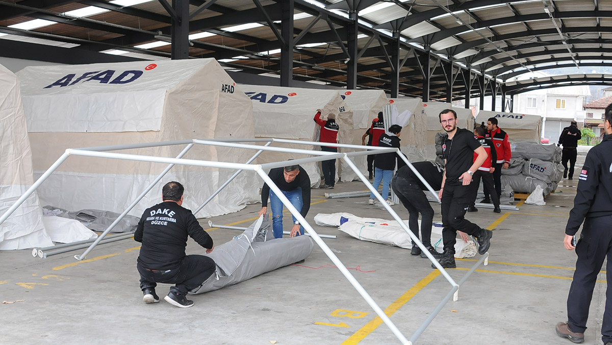 Düzce'de çadır kentlerin kurulumuna başlandı