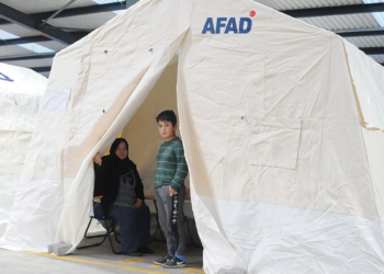Düzce'de depremzedeler güne çadırlarda uyandı