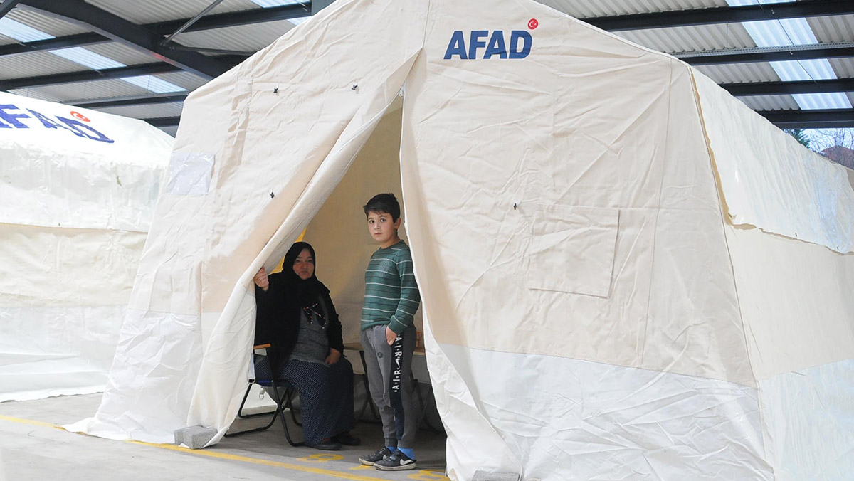 Düzce'de depremzedeler güne çadırlarda uyandı