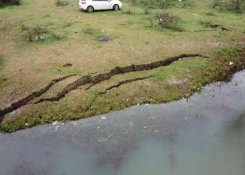 Düzce'de toprak alanda çatlaklar oluşmuş