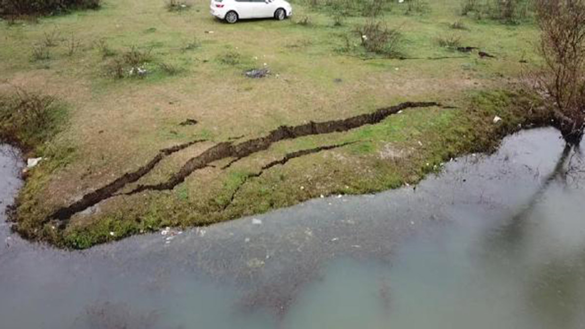 Düzce'de toprak alanda çatlaklar oluşmuş