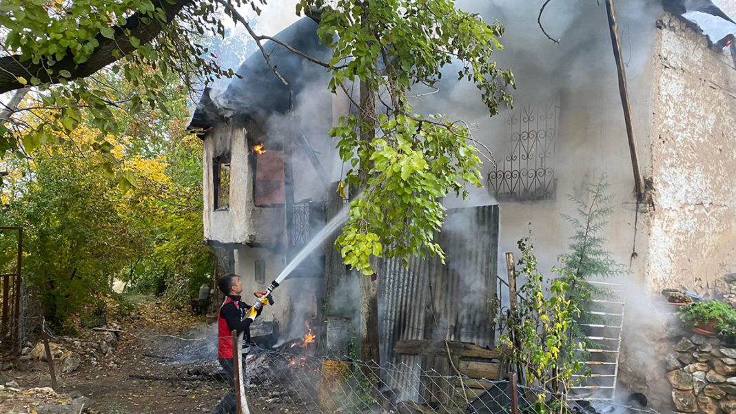 Elazığ'da 2 katlı evde yangın; 1 yaralı