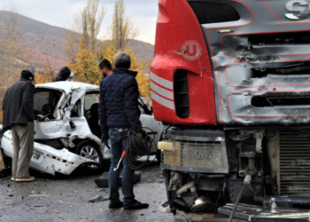 Elazığ'da TIR ile otomobil çarpıştı: 1 ölü, 1 yaralı