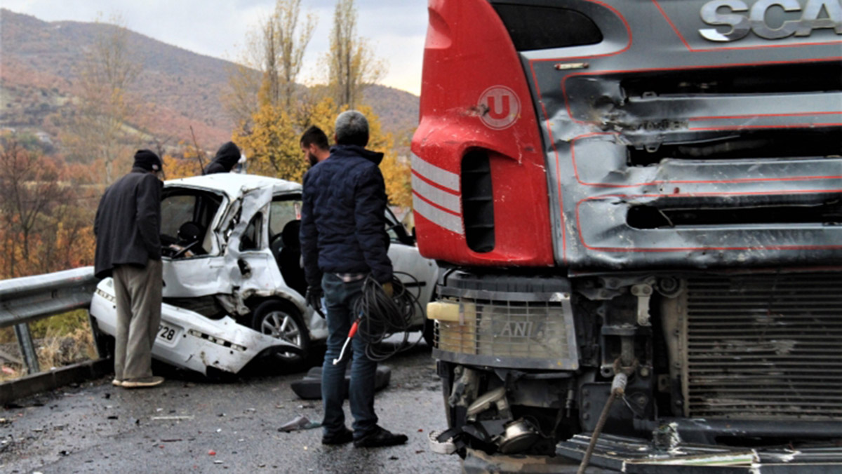 Elazığ'da TIR ile otomobil çarpıştı: 1 ölü, 1 yaralı