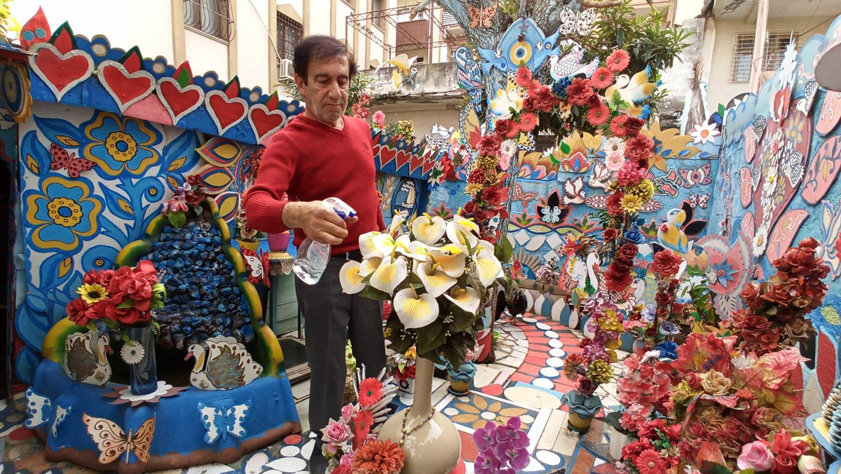 Engelli annesi için evini çiçek bahçesine çevirdi