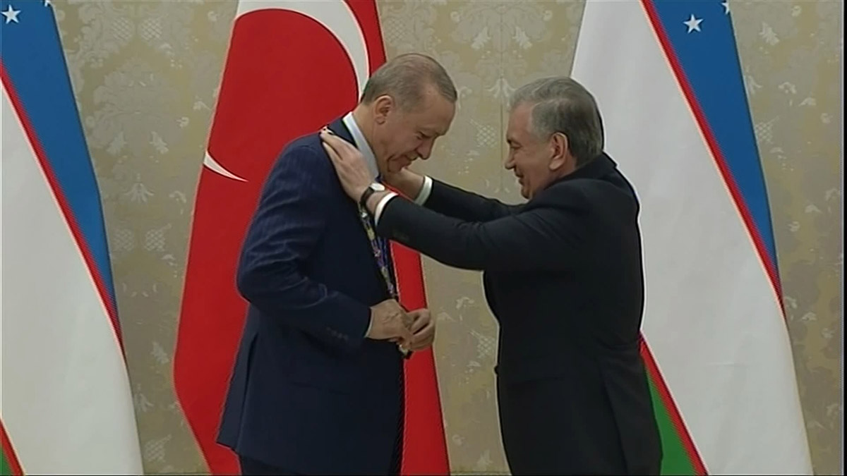 Erdoğan'a İmam Buhari Nişanı taktim edildi