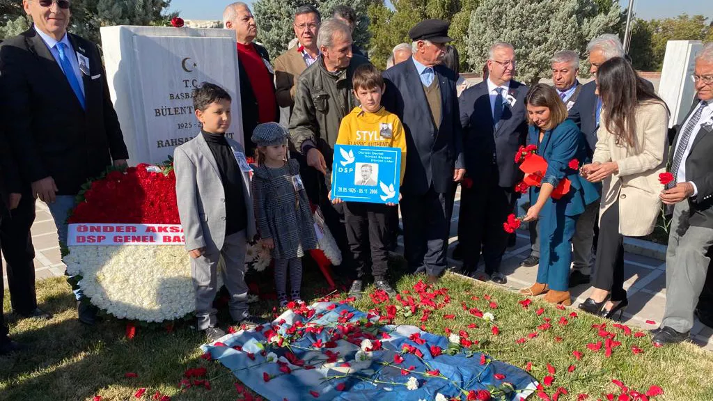 Eski başbakan bülent ecevit mezarı başında anıldı