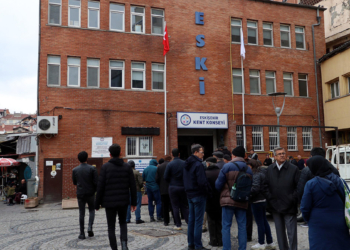 Eskişehir'de su zammı öncesi uzun kuyruklar oluştu