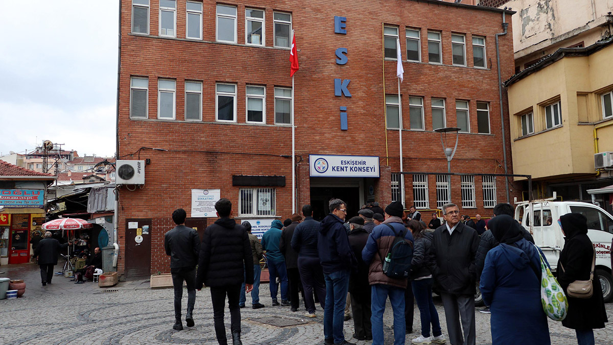 Eskişehir'de su zammı öncesi uzun kuyruklar oluştu
