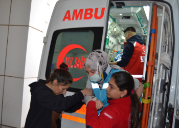 Evde sağlık görevlileri kaza yaptı: 3 yaralı