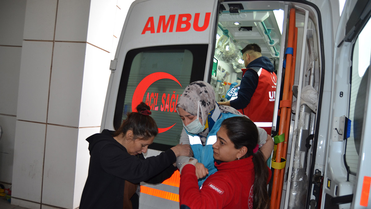 Evde sağlık görevlileri kaza yaptı: 3 yaralı