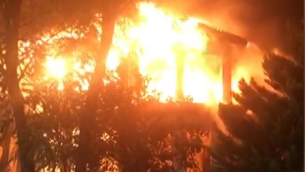 Fatih'te 3 katlı tarihi binada yangın 