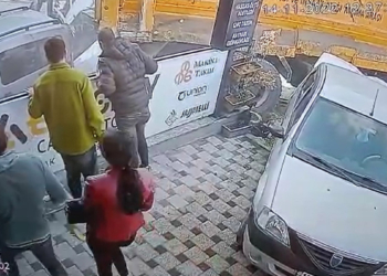 Freni boşalan kamyon, 3 otomobil ile 2 yayaya çarptı