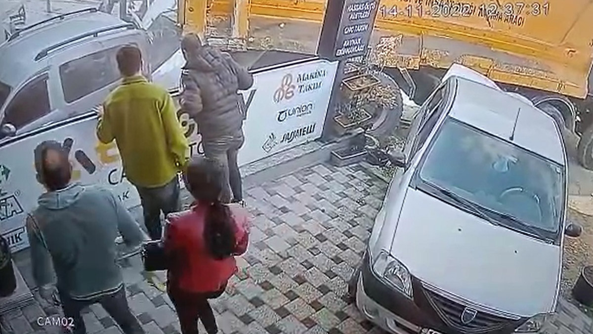 Freni boşalan kamyon, 3 otomobil ile 2 yayaya çarptı