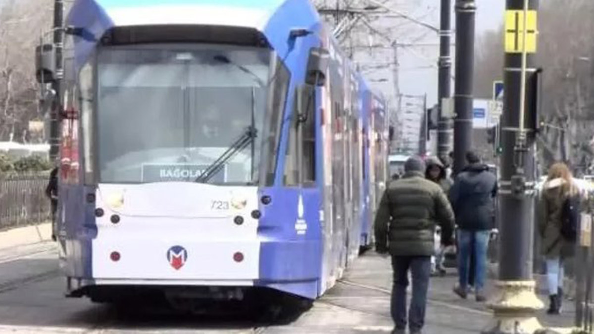 Galata Köprüsü'nde aydınlatma direği devrildi
