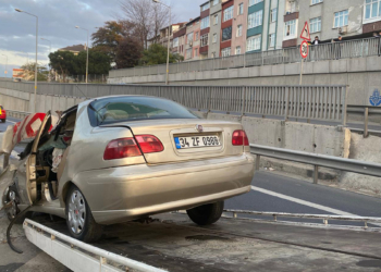 Gaziosmanpaşa'da otomobil bariyerlere çarptı: 2 yaralı