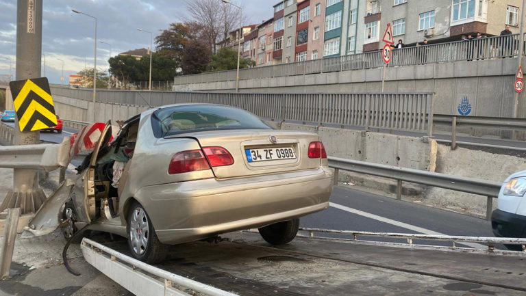 Gaziosmanpaşa’da otomobil bariyerlere çarptı: 2 yaralı