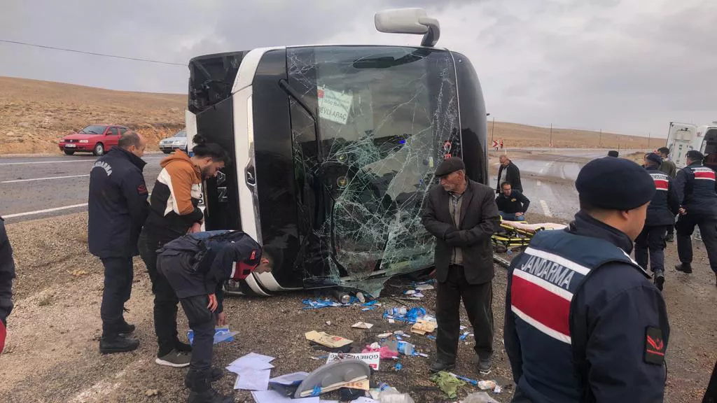 Gocmenleri tasiyan otobus devrildi 3 olu 27 yaralia - öne çıkan - haberton