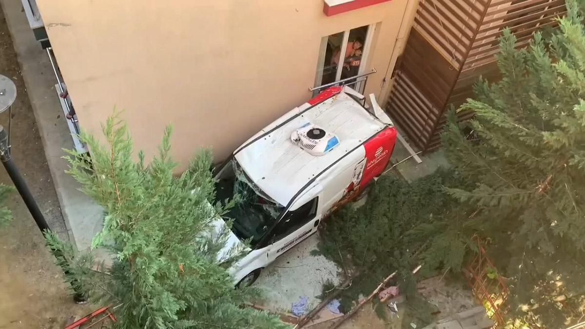 Hafif ticari araç apartman boşluğuna düştü