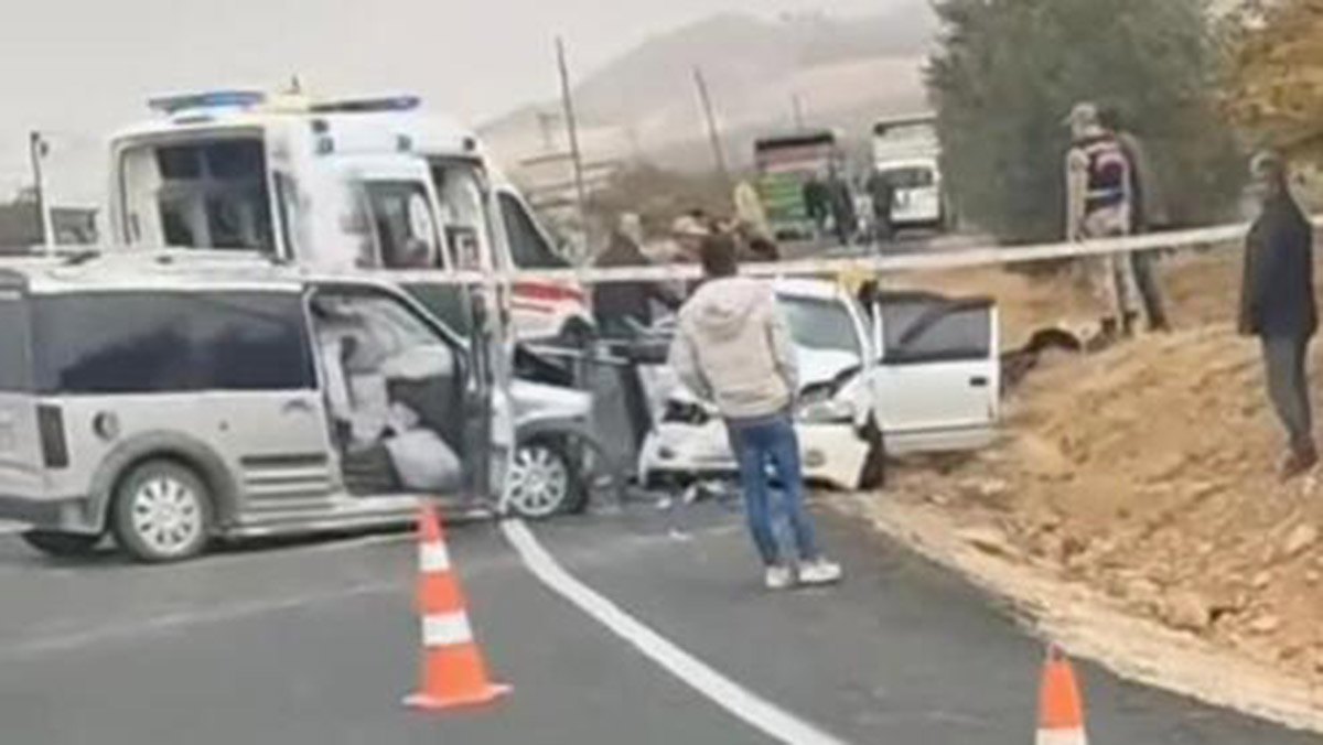 Hafif ticari araç ile otomobil çarpıştı: 8 yaralı