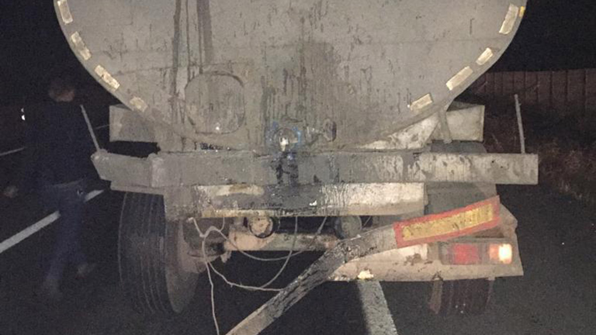 Hafif ticari araç tankere çarptı