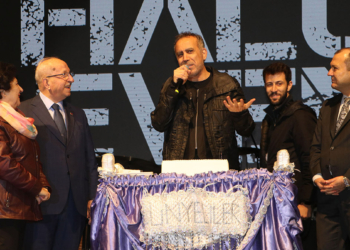 Haluk Levent'e sahnede sürpriz doğum günü kutlaması