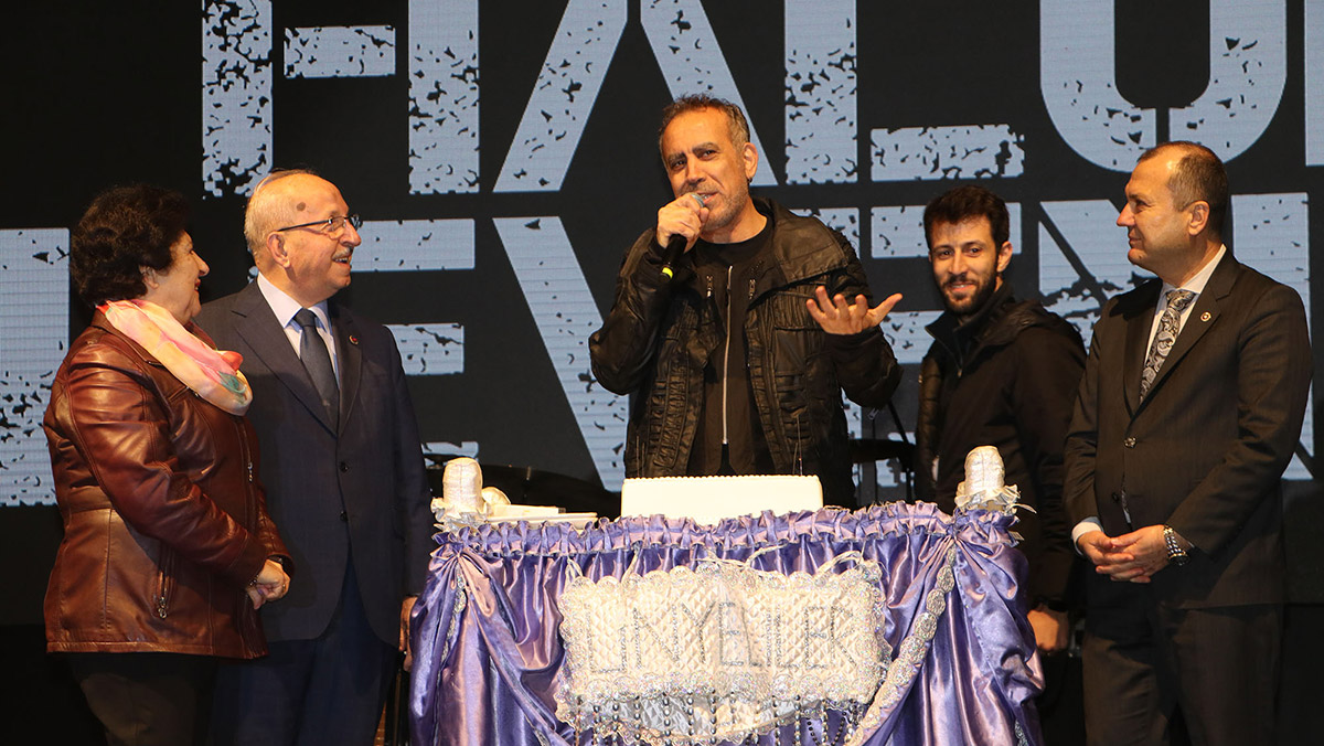 Haluk Levent'e sahnede sürpriz doğum günü kutlaması