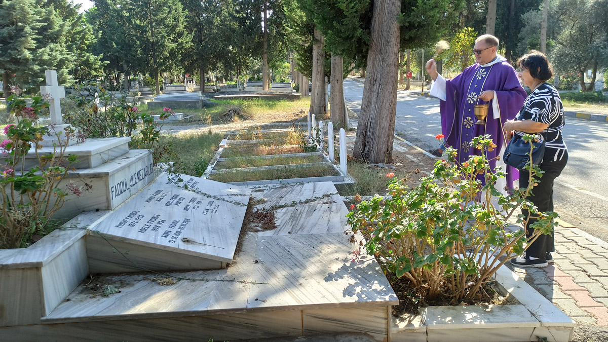 Hristiyan mezarlığında 'Ölüleri Anma Günü' ayini