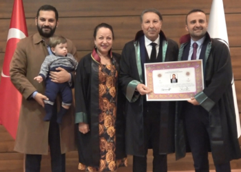 Hukuk fakültesini bitirip 62 yaşında avukat oldu