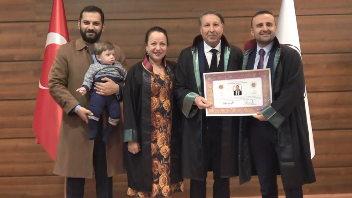 Hukuk fakültesini bitirip 62 yaşında avukat oldu