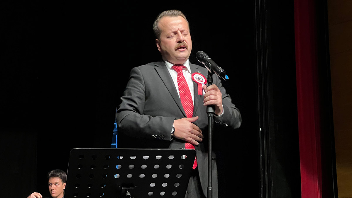 İl Milli Eğitim Müdürü Oğuzhan Acar türkü söyledi