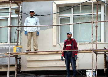 İnşaattaki iskelede saygı duruşuna geçtiler