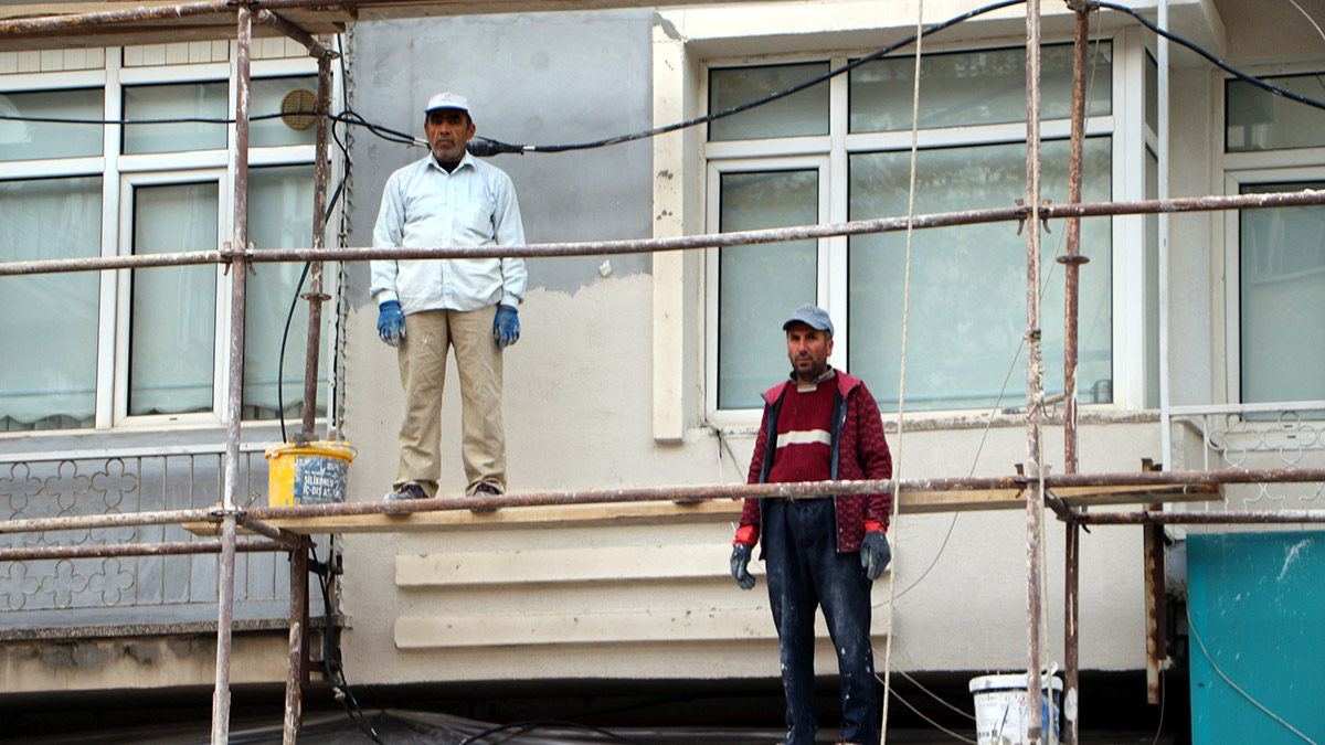İnşaattaki iskelede saygı duruşuna geçtiler