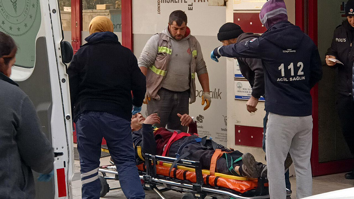 İş merkezi çatısından düşen işçi yaralandı