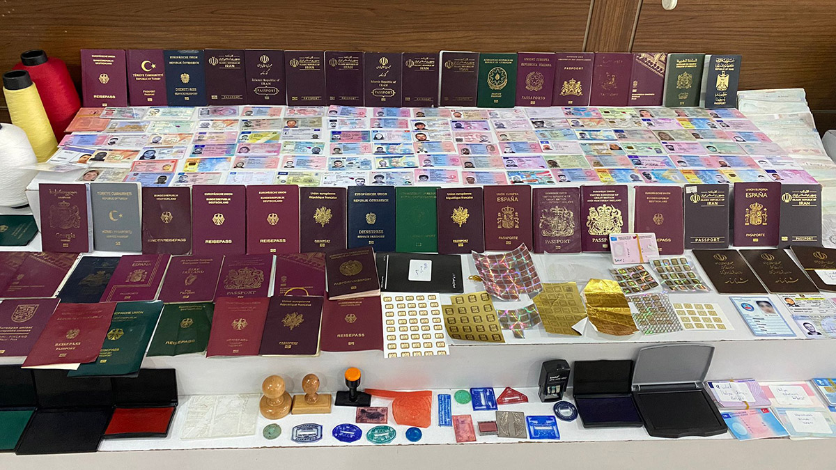 İstanbul'da sahte pasaport operasyonu: 2 gözaltı