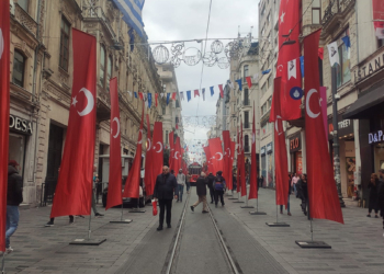 İstiklal Caddesi Türk bayraklarıyla donatıldı