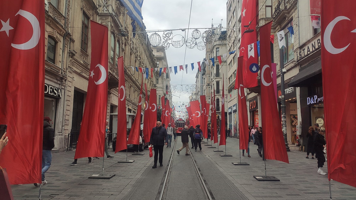 İstiklal Caddesi Türk bayraklarıyla donatıldı